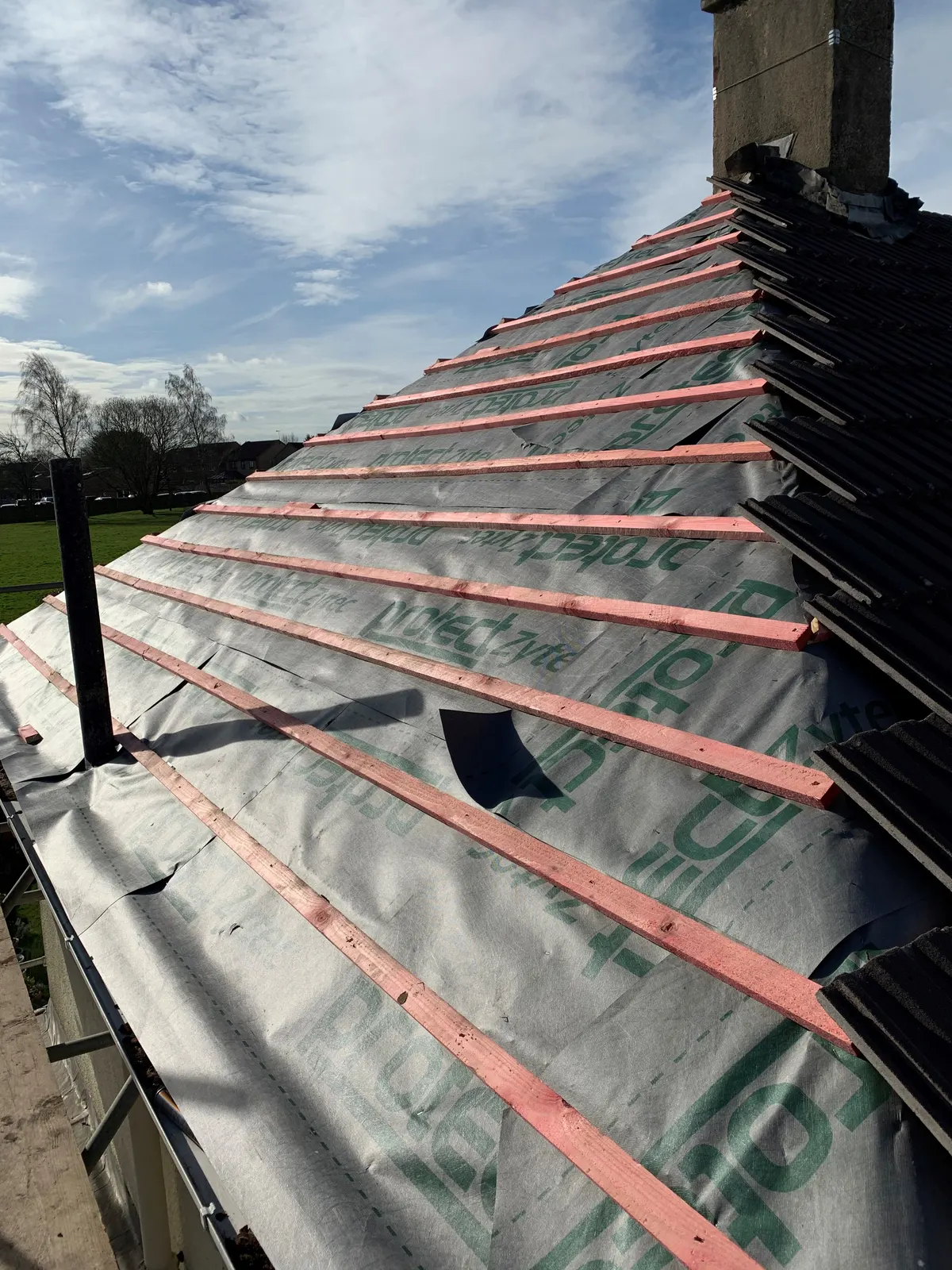 Breathable membrane and battens on a new roof
